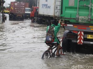 Jalan di Depan Kompleks JIS Tergenang Buntut Banjir Rob Jalan di Depan Kompleks JIS Tergenang Buntut Banjir Rob
