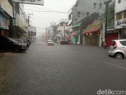 Jalan Sulawesi Makassar Diterjang Banjir, Ruko Terendam-Motor Mogok