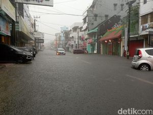 Jalan Sulawesi Makassar Diterjang Banjir, Ruko Terendam-Motor Mogok Jalan Sulawesi Makassar Diterjang Banjir, Ruko Terendam-Motor Mogok