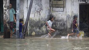 Bingkai Sepekan: Jakarta Utara Terkepung Banjir Rob
