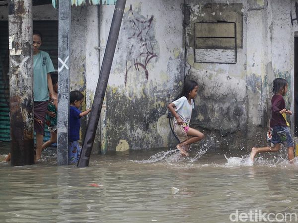 Bingkai Sepekan: Jakarta Utara Terkepung Banjir Rob