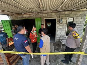 Bunuh Diri Sekeluarga di Kediri, Ibu Syok Usai Tahu Balitanya Tewas Bunuh Diri Sekeluarga di Kediri, Ibu Syok Usai Tahu Balitanya Tewas