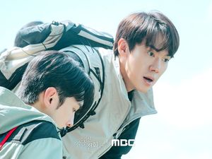 Chae Soo Bin Hilang, Yoo Yeon Seok Panik di Episode 6 When the Phone Rings