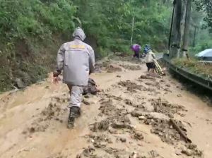 Empat Titik Longsor Tutup Jalur Provinsi Pacitan-Nawangan