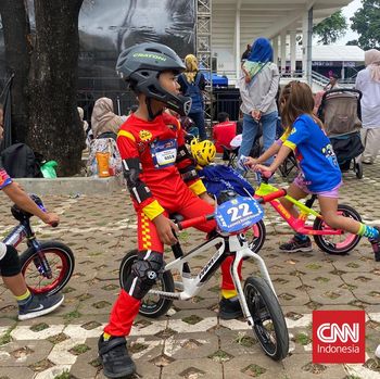 Balap push bike alias sepeda tanpa pedal menjadi salah satu keriaan dalam rangkaian HUT Transmedia 23 Day 2, Minggu (15/12). Harga push bike ini beragam, mulai dari Rp2 juta hingga setara dengan Honda Beat.