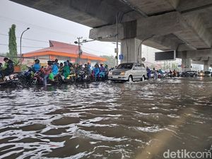 Potret Jalan AP Pettarani Makassar Tergenang-Macet Saat Diguyur Hujan Deras Potret Jalan AP Pettarani Makassar Tergenang-Macet Saat Diguyur Hujan Deras