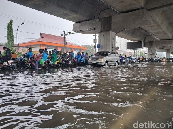 Potret Jalan AP Pettarani Makassar Tergenang-Macet Saat Diguyur Hujan Deras