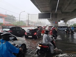 Makassar Diguyur Hujan, Jalan AP Pettarani Tergenang-Macet Siang Ini