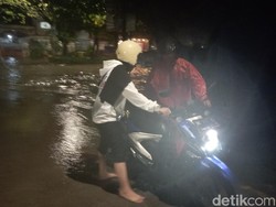 Jalan Jusuf Dg Ngawing-Pendidikan Makassar Tergenang Malam Ini, Motor Mogok