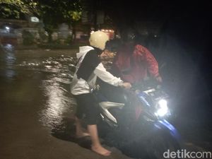 Jalan Jusuf Dg Ngawing-Pendidikan Makassar Tergenang Malam Ini, Motor Mogok Jalan Jusuf Dg Ngawing-Pendidikan Makassar Tergenang Malam Ini, Motor Mogok