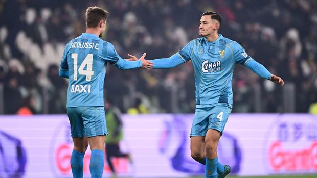 Venezia's Indonesia defender #04 Jay Idzes (R) celebrates with his teammates after scoring a goal during the Italian Serie A football match between Juventus FC and Venezia FC at the Allianz Stadium in Turin, on December 14, 2024. (Photo by MARCO BERTORELLO / AFP)