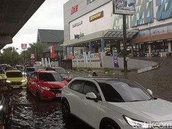Jalan AP Pettarani Makassar Macet 2,5 Km Imbas Banjir Sore Ini