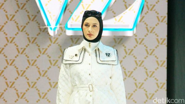 10 Koleksi Terbaru Vivi Zubedi Padukan Busana Monogram dan Bunga