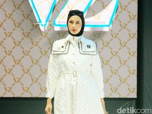 10 Koleksi Terbaru Vivi Zubedi Padukan Busana Monogram dan Bunga