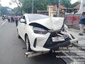 Brak! Calya Seruduk Suroboyo Bus di Jalan Diponegoro Brak! Calya Seruduk Suroboyo Bus di Jalan Diponegoro