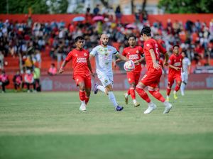 Babak Pertama Semen Padang Vs Persebaya Tanpa Gol Babak Pertama Semen Padang Vs Persebaya Tanpa Gol