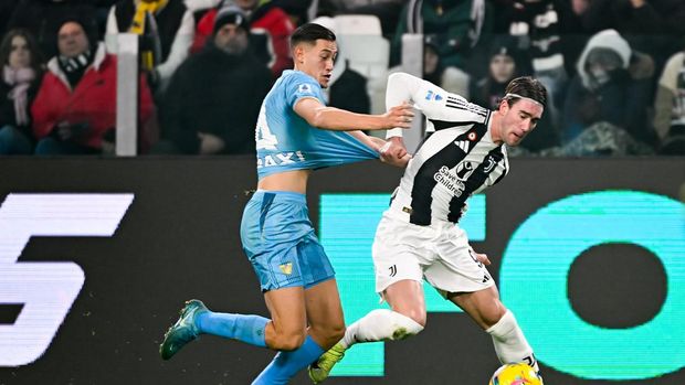 TURIN, ITALY - DECEMBER 14: Dusan Vlahovic of Juventus fights for the ball with Jay Idzes of Venezia during the Serie A match between Juventus and Venezia at Allianz Stadium on December 14, 2024 in Turin, Italy. (Photo by Daniele Badolato - Juventus FC/Juventus FC via Getty Images)