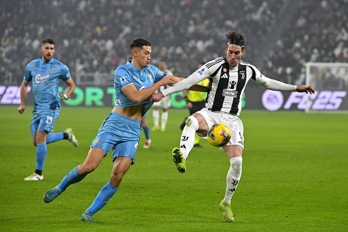 Liga Italia TURIN, ITALY - DECEMBER 14: Dusan Vlahovic of Juventus battles for the ball with Jay Idzes of Venezia during the Serie A match between Juventus and Venezia at Allianz Stadium on December 14, 2024 in Turin, Italy. (Photo by Filippo Alfero - Juventus FC/Juventus FC via Getty Images)