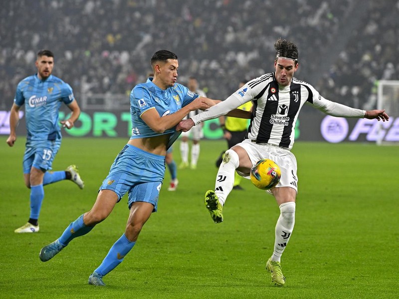 TURIN, ITALY - DECEMBER 14: Dusan Vlahovic of Juventus battles for the ball with Jay Idzes of Venezia during the Serie A match between Juventus and Venezia at Allianz Stadium on December 14, 2024 in Turin, Italy. (Photo by Filippo Alfero - Juventus FC/Juventus FC via Getty Images)