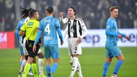 Malah di laga kontra Juventus, Vlahovic sampai kesal karena terus dibayangi Jay Idzes. Namun bek berusia 24 tahun itu tetap kalem