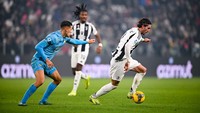 Idzes selalu membayangi gerak Vlahovic, dalam situasi tanpa atau dengan bola. (Foto: Juventus FC via Getty Images/Daniele Badolato - Juventus FC)