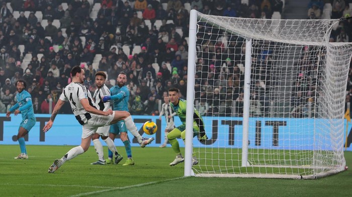 TURIN, ITALY - DECEMBER 14: Federico Gatti of Juventus scores to give the side a 1-0 lead during the Serie A match between Juventus FC and Venezia FC at Allianz Stadium on December 14, 2024 in Turin, Italy. (Photo by Jonathan Moscrop/Getty Images)