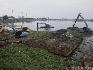 Lumpur dan Enceng Gondok Masih Ancam Waduk Pluit Lumpur dan Enceng Gondok Masih Ancam Waduk Pluit