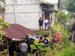 Sopir Gangguan Penglihatan, Mobil Terguling Tabrak Rumah Warga Sopir Gangguan Penglihatan, Mobil Terguling Tabrak Rumah Warga