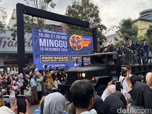 Ribuan Warga Surabaya Tumplek Blek Nonton Navy Parade Peringati HUT Armada Ribuan Warga Surabaya Tumplek Blek Nonton Navy Parade Peringati HUT Armada