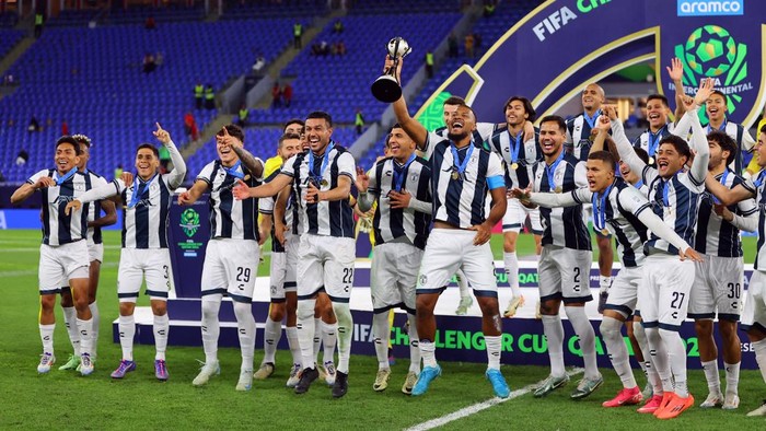 Soccer Football - Intercontinental Cup - Challenger Cup - Pachuca v Al Ahly - Stadium 974, Doha, Qatar - December 14, 2024 Pachuca players celebrate with the trophy after winning the Challenger Cup REUTERS/Ibraheem Al Omari