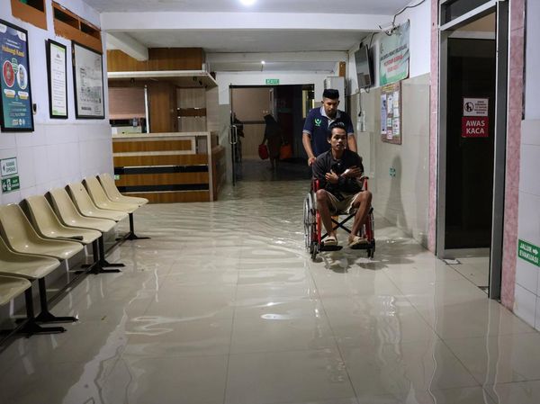 Pasien RS Terdampak Banjir di Makassar Dievakuasi