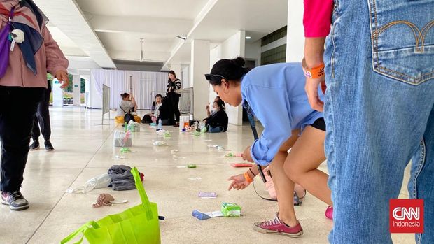 Sejumlah pengunjung rela antre sejak subuh pukul 04.30 untuk masuk ke area hari terakhir pelaksanaan HUT Transmedia 23 di Istora Senayan, Jakarta Selatan.