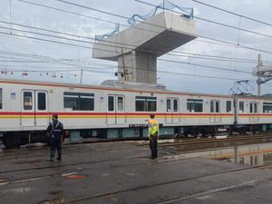 Video: 19 Perjalanan KRL Jakarta Kota-Priok Batal gegara Banjir Rob
