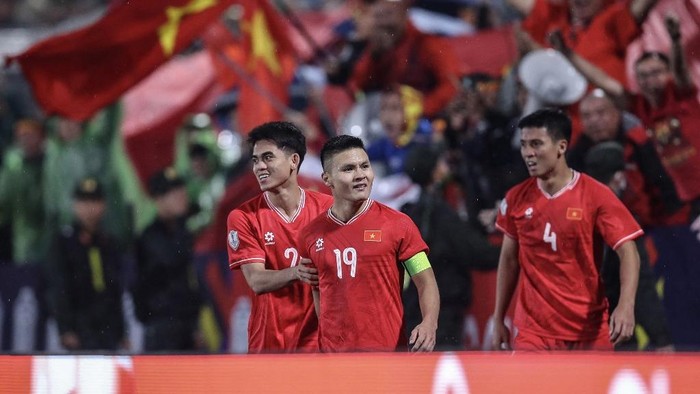 Vietnams Nguyen Quang Hai (C) celebrates with teammates after scoring a goal during the 2024 ASEAN Electric Cup group B football match between Vietnam and Indonesia at the Viet Tri stadium in Phu Tho province on December 15, 2024. (Photo by Lam THOA / AFP)