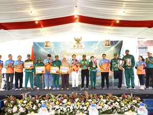 Pj Gubernur Jatim Serahkan Bonus Atlet-Pelatih Total Rp 16,4 M, Ini Pesannya Pj Gubernur Jatim Serahkan Bonus Atlet-Pelatih Total Rp 16,4 M, Ini Pesannya