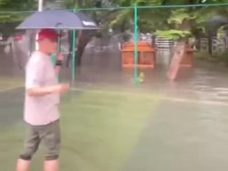 Halaman Rujab Gubernur Sulsel Banjir Imbas Hujan Deras di Makassar