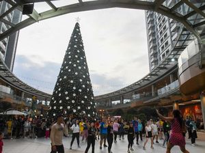 Potret Pohon Natal Setinggi 21 Meter di Medan