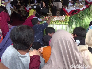 Grebeg Gunungan Hasil Bumi di Lumajang, Warga Rela Berebut hingga Terjepit Grebeg Gunungan Hasil Bumi di Lumajang, Warga Rela Berebut hingga Terjepit