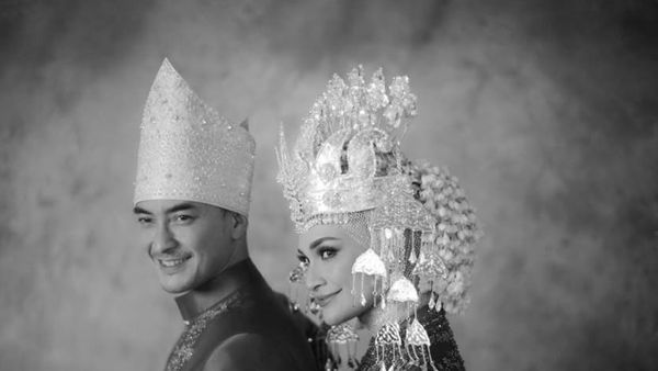 7 Penampilan Putri Zulhas & Zumi Zola Saat Resepsi, Pakai Adat Jambi