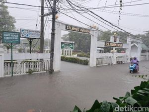 Pasien RS Islam Faisal Makassar Dievakuasi Imbas Banjir, Layanan Tetap Jalan Pasien RS Islam Faisal Makassar Dievakuasi Imbas Banjir, Layanan Tetap Jalan