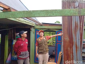 9 Rumah Warga di Pangkep Rusak Diterjang Angin Puting Beliung 9 Rumah Warga di Pangkep Rusak Diterjang Angin Puting Beliung