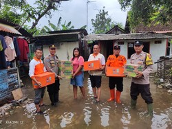 Polisi dan BPBD Bojonegoro Beri Bantuan Korban Banjir