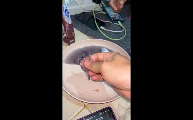 Sekte Baru! Makan Jelly Pakai Sambal Ayam Geprek