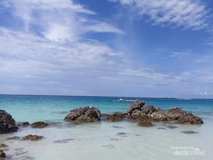 Merasakan Sensasi Pantai Pribadi di Pantai Tureloto yang Tenang