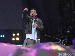 Video: Hujan-hujan Bareng Ungu Band di HUT Transmedia Hari Kedua