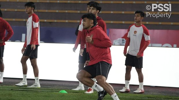 Asnawi Mangkualam menjalani latihan terakhir Timnas Indonesia jelang melawan Vietnam di Piala AFF 2024 di Stadion Viet Tri, Phu Tho, Sabtu (14/12). (Dok. PSSI)