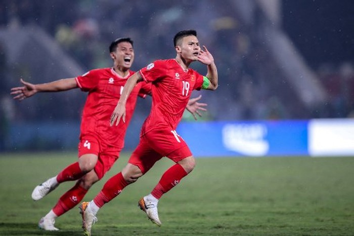 Vietnams Nguyen Quang Hai (R) celebrates after scoring a goal during the 2024 ASEAN Electric Cup group B football match between Vietnam and Indonesia at the Viet Tri stadium in Phu Tho province on December 15, 2024. (Photo by Lam THOA / AFP)