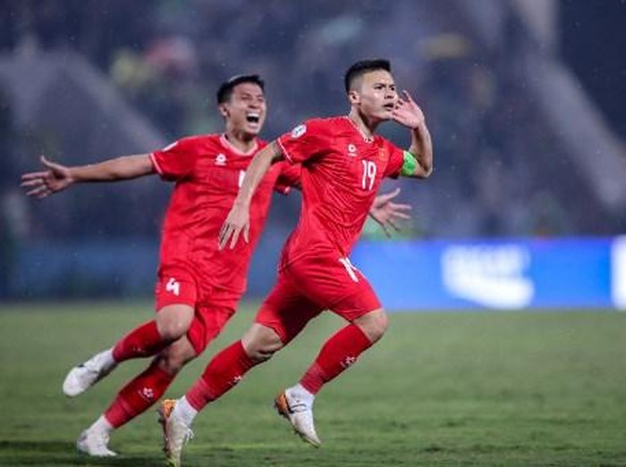 Vietnams Nguyen Quang Hai (R) celebrates after scoring a goal during the 2024 ASEAN Electric Cup group B football match between Vietnam and Indonesia at the Viet Tri stadium in Phu Tho province on December 15, 2024. (Photo by Lam THOA / AFP)