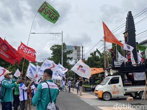 Massa Buruh Demo di Kantor Gubernur Jateng Tuntut Penetapan UMSP