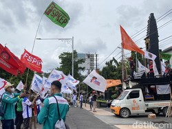 Massa Buruh Demo di Kantor Gubernur Jateng Tuntut Penetapan UMSP